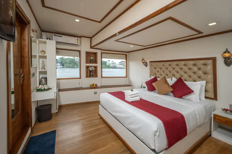 The Osprey Luxury Cruises - Alleppey, Premium stay in houseboat