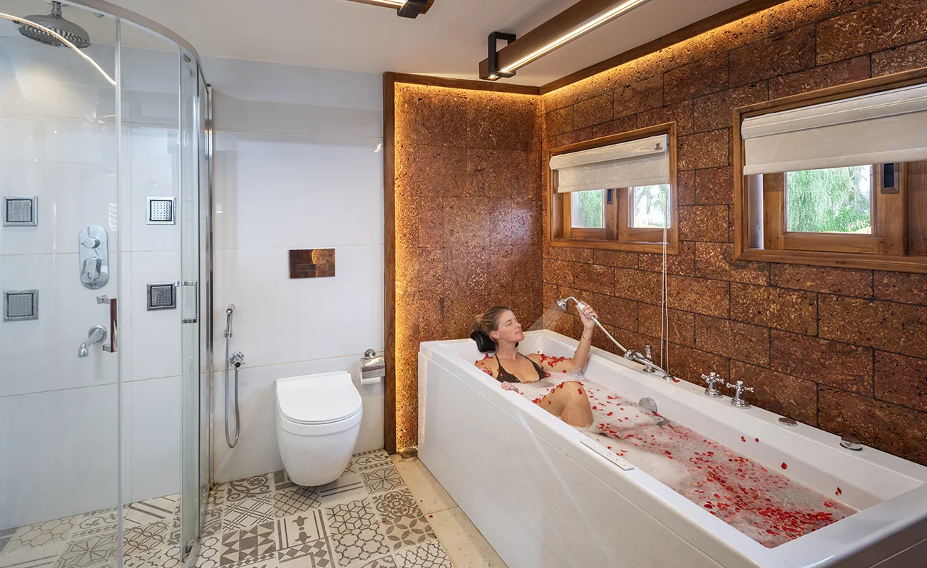 The Osprey Luxury Cruises - Alleppey, Jaccuzi, Bath tub