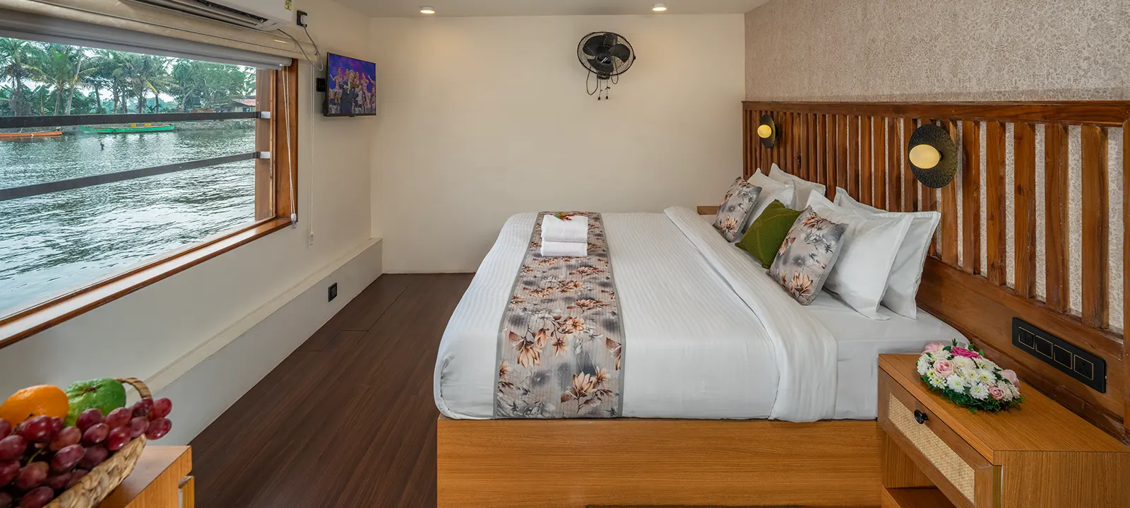 The Osprey Luxury Cruises - Alleppey, Houseboat Bedroom with large windows